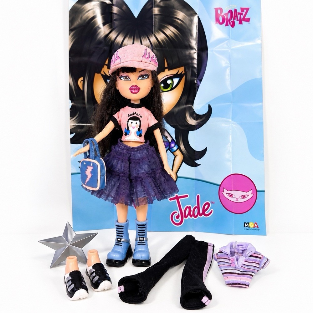 VTG 2002 Bratz Strut It Jade Doll MGA Outfits Shoes Poster Bag Accessories